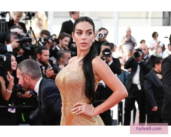 乔治娜社媒晒照亮相美国第一夫人梅拉尼娅特朗普纪录片首映式